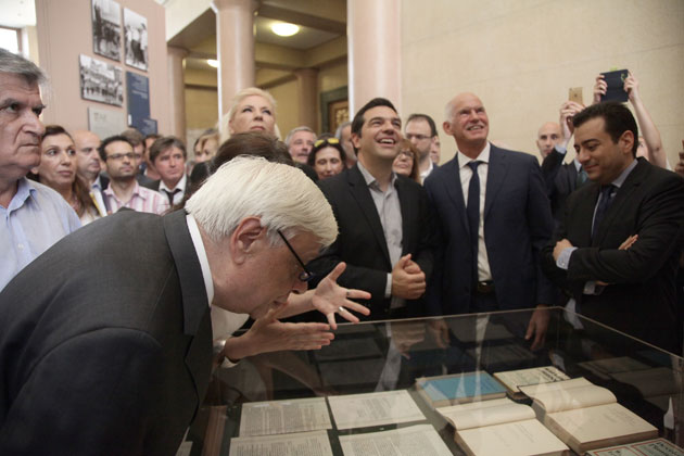 Τα χαμόγελα Τσίπρα - Γιώργου στην έκθεση για τον Ανδρέα Παπανδρέου 