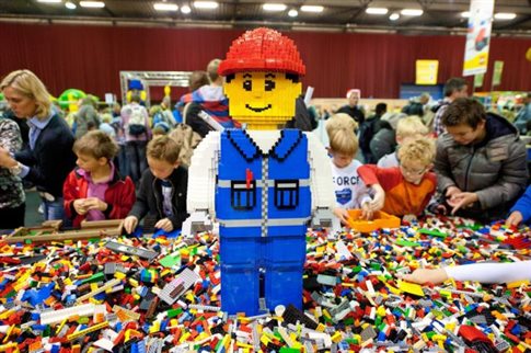 H LEGO κόβει τη διαφήμιση από την Daily Mail 