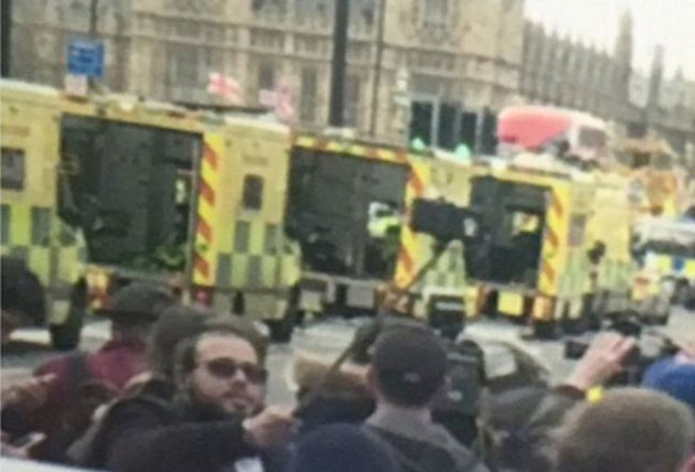 Αδιανόητο: Έβγαζαν selfies με τα θύματα της επίθεσης στο Λονδίνο 