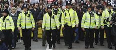 υπέρβαροι βρετανοί αστυνομικοί