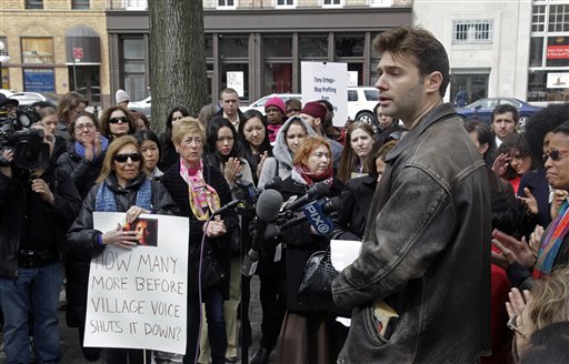 Διαδηλωτές απαιτούν από τη Village Voice να σταματήσει τις ροζ διαφημίσεις