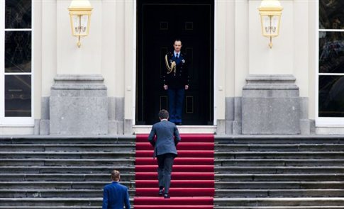Πολιτική κρίση με φόντο τη λιτότητα