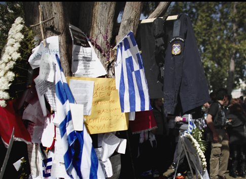 κρέμασαν τα ρούχα του στο σημείο της αυτοκτονίας