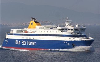Επιβάτης του "Blue star Νάξος" έπεσε στη θάλασσα