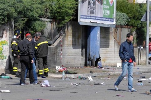 Σε αναζήτηση στοιχείων οι ιταλικές Αρχές για την φονική έκρηξη το Μπρίντιζι