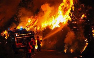 Ολονύχτια μάχη με τα πύρινα μέτωπα