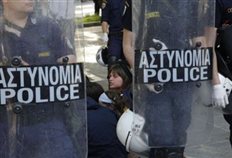 Συμπλοκές μεταξύ ακροδεξιών και φοιτητών στο χώρο του Παντείου