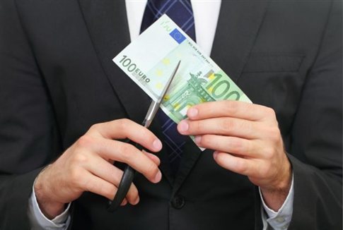 Προς συζήτηση η κατάργηση του ήδη ψαλιδισμένου 13ου και 14ου μισθού στο Δημόσιο