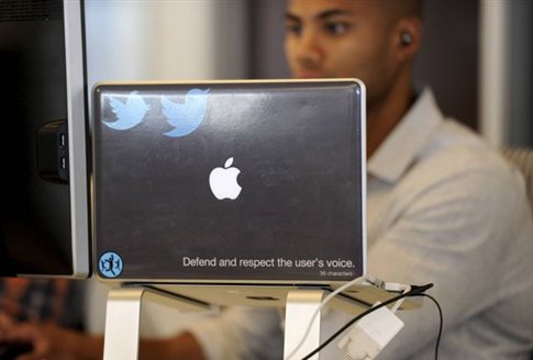 Η Apple «εξετάζει το ενδεχόμενο να αγοράσει μερίδιο στο Twitter»