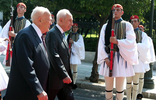 Παπούλιας προς Πέρες: Η παρουσία σας δείχνει τη θέληση για συνεργασία των δύο λαών