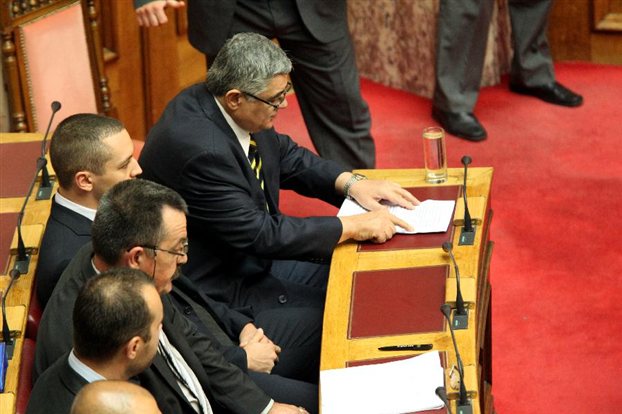 Θερμό επεισόδιο «χρυσαυγιτών» με βουλευτή της ΝΔ στη Βουλή