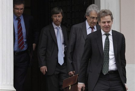 Reuters: Βαθαίνουν οι διαφορές εντός τρόικα – το ΔΝΤ πιέζει για «κούρεμα»