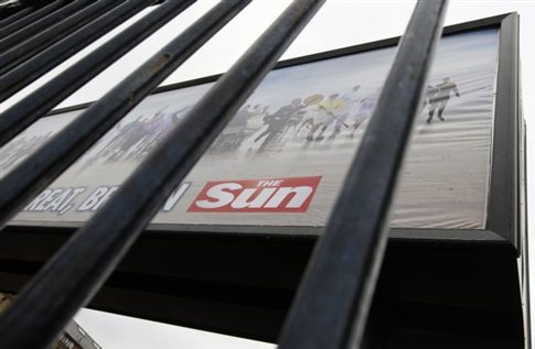Αστυνομικός και δύο δημοσιογράφοι της Sun συνελήφθησαν για τις υποκλοπές στη Βρετανία