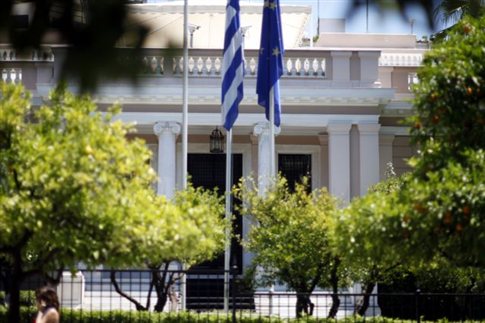 Άνδρας έξω από το Μέγαρο Μαξίμου ισχυρίζεται ότι είναι ζωσμένος με εκρηκτικά