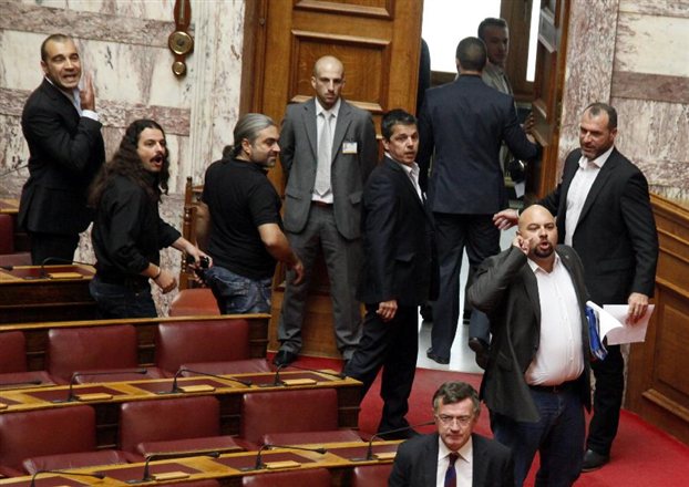 Αποχώρηση της Χρυσής Αυγής από τη Βουλή με ύβρεις κατά του ΠαΣοΚ