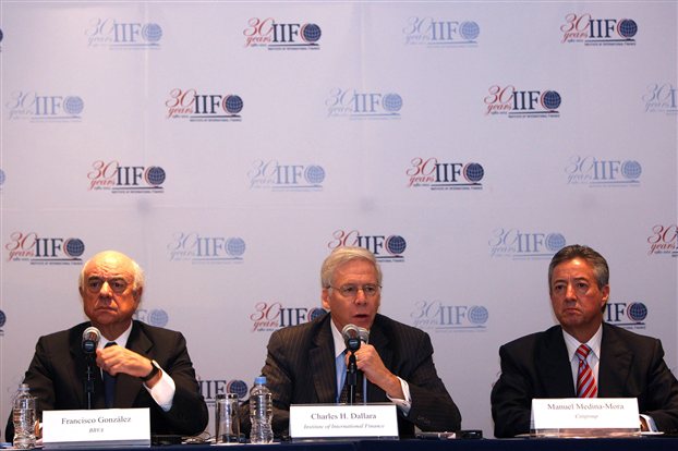 IIF: Χειρότερη η ύφεση στην Ελλάδα από τις προβλέψεις του μνημονίου