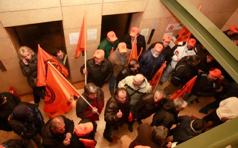 Σε κατάληψη κτιρίου της ΔΕΗ προχώρησε η ΓΕΝΟΠ