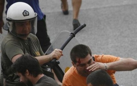 Σε διαθεσιμότητα αστυνομικός των ΜΑΤ για κτύπημα σε διαδηλωτή με το γκλόπ ανάποδα