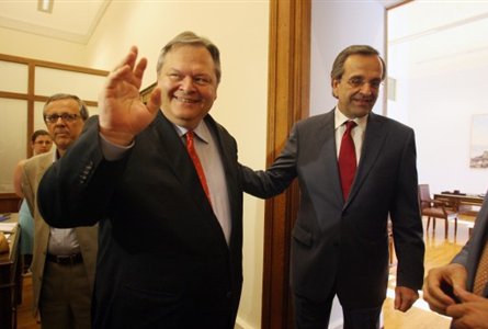 Σε εξέλιξη συνάντηση Σαμαρά – Βενιζέλου. Στις 20:00 το ραντεβού του πρωθυπουργού με τον πρόεδρο της ΔΗΜ.ΑΡ.
