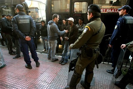Νέα επεισόδια στον Άγιο Παντελεήμονα. Επίθεση κατά δημοσιογράφου του ΣΚΑΪ
