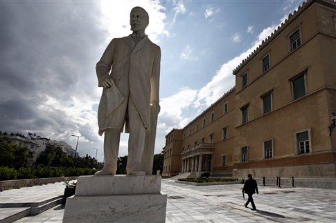 Με τους τακτικούς εξομοιώνονται οι υπάλληλοι της Βουλής για τη συνταξιοδότηση