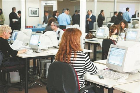 Πάνω από 20.000 απολύσεις δημοσίων υπαλλήλων το 2014 ζητά η τρόικα