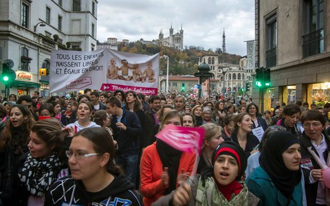 Γαλλία: Μεγάλη διαδήλωση κατά του ν/σ για το γάμο μεταξύ ομοφυλόφιλων