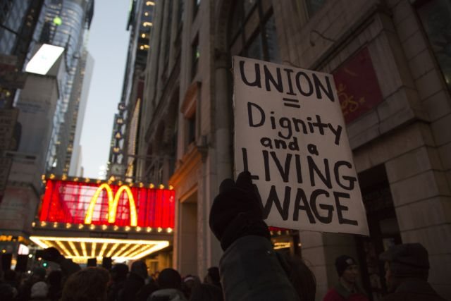 «Μισθούς πείνας» καταγγέλλουν οι εργαζόμενοι στα φαστ-φουντ της Νέας Υόρκης