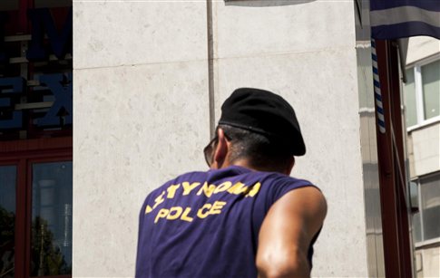 Ληστεία με έναν τραυματία έξω από τράπεζα επί της Μιχαλακοπούλου