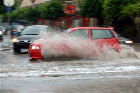 Προβλήματα σε όλη τη χώρα από τις καταρρακτώδεις βροχές