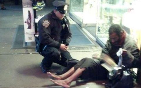 «Ηρωας» στο διαδίκτυο ο αστυνομικός που προσέφερε μπότες σε άστεγο