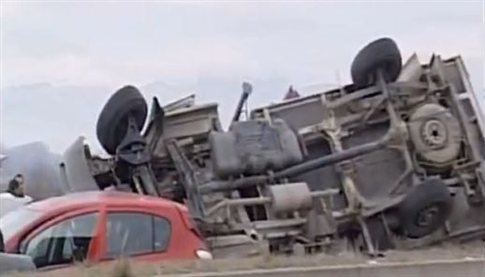 Μία νεκρή και 22 τραυματίες από μεγάλη καραμπόλα στην Εγνατία Οδό