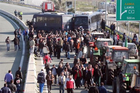 Παραμένουν στο δρόμο οι αγρότες έως ότου λυθούν τα προβλήματά τους