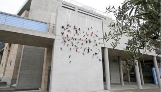 Κρέμασαν γυναικεία παπούτσια στο Δημαρχείο Θεσσαλονίκης