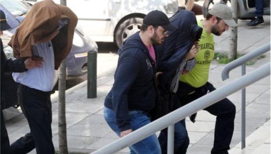 Στον εισαγγελέα οδηγήθηκαν οι 11 συλληφθέντες για την απάτη με τα φάρμακα
