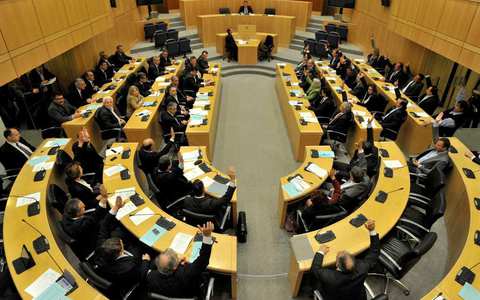 Ψηφοφορία θρίλερ στην κυπριακή Βουλή - Εκκληση Αναστασιάδη