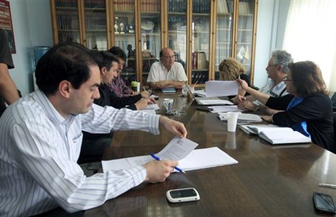 Οι καθηγητές ψηφίζουν απεργία - Φωνές αμφισβήτησης της επιστράτευσης