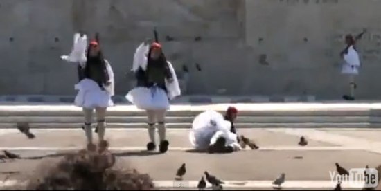 Τον γύρο του κόσμου κάνει το βίντεο με τον τσολιά που έπεσε στο Σύνταγμα