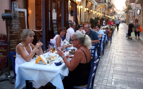Μειώνονται οι τιμές στην εστίαση και «με τη βούλα»