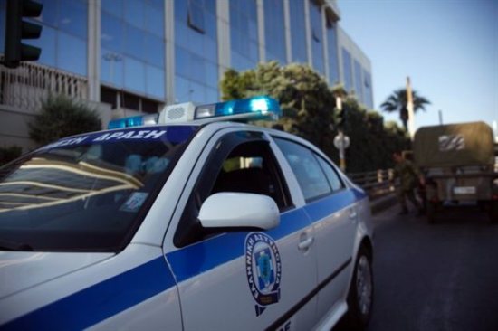 Καλάσνικοφ και χειροβομβίδες σε όχημα στον Πειραιά