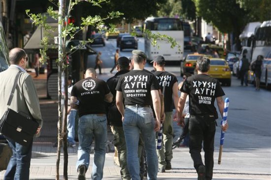 Διανομή ρούχων και τροφίμων μόνο για Έλληνες από τη Χρυσή Αυγή