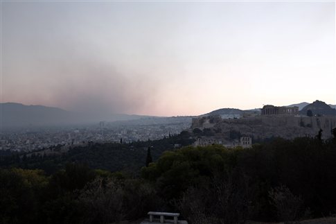 Σε ύφεση το πύρινο μέτωπο που απείλησε τη Βαρυμπόμπη
