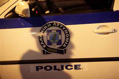 Μολότοφ κατά της διμοιρίας των ΜΑΤ έξω από τα γραφεία του ΠΑΣΟΚ