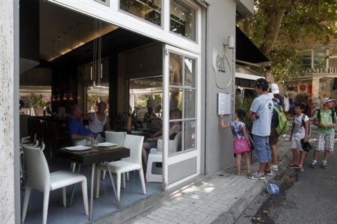 Μόνο ένας στους δέκα έριξε τις τιμές στην πρεμιέρα του μειωμένου ΦΠΑ