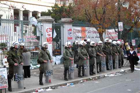 Επέμβαση της αστυνομίας μέσα στο Πολυτεχνείο με προσαγωγές