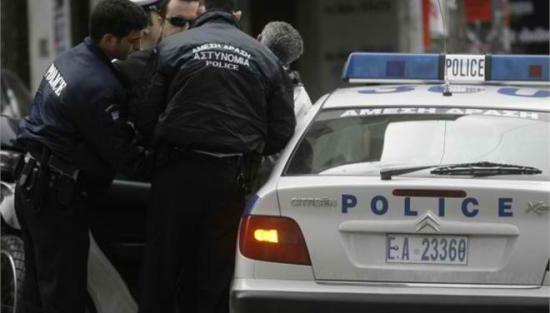 Βουλευτής της Χρυσής Αυγής πιάστηκε να κουβαλά το όπλο του αστυνομικού φρουρού του