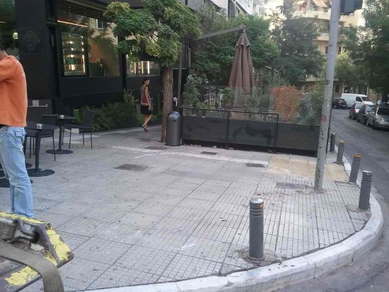 Απομάκρυνση αυθαίρετων κατασκευών από επιχείρηση στο Κολωνάκι
