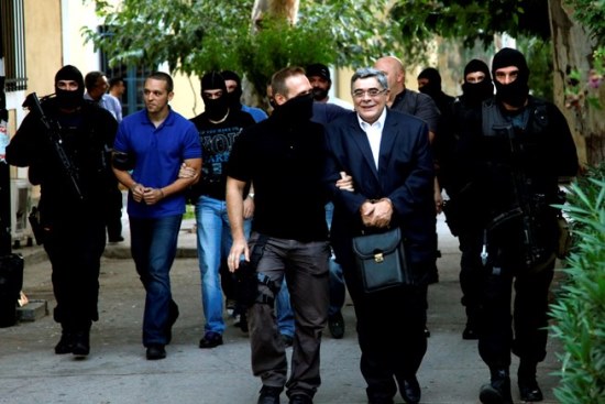 Ήταν ανεκτική η Ελληνική Αστυνομία με τους συλληφθέντες Χρυσαυγίτες που προσήγαγε στην Ευελπίδων; (εικόνες)