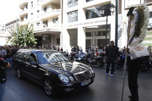 Με νεκροφόρα η πορεία της ΠΟΕ-ΟΤΑ στο υπ.Διοικητικής Μεταρρύθμισης