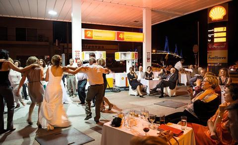 Guardian: Φωτογραφία της εβδομάδας, γάμος σε βενζινάδικο